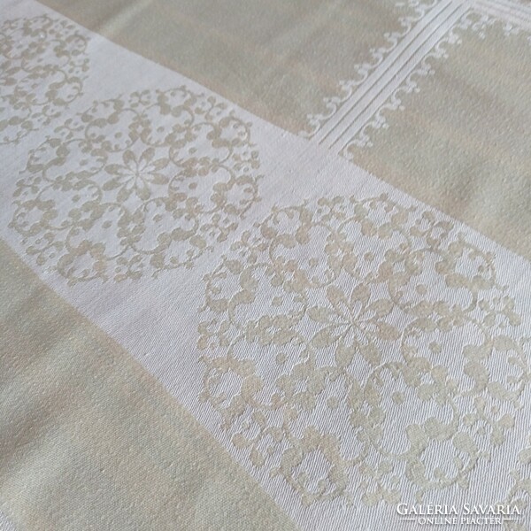 Pale yellow damask tablecloth with 6 napkins