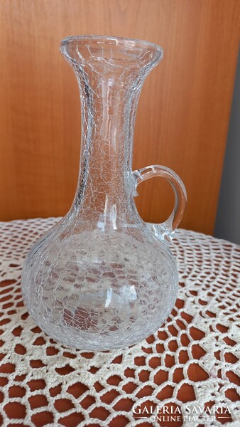 Fátyolüveg füles váza, magasság:  16 cm, szélesség: 9 cm, nyílás átmérője: 5 cm, minimálisan sérült