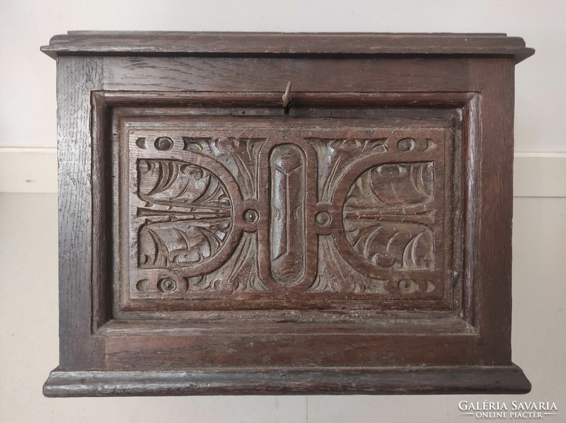Antik reneszánsz faragott fa doboz kis láda kulcsával 415 7376