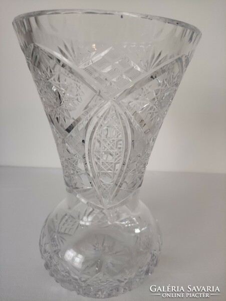 Its crystal vase is 25.5 cm high and 15.5 cm in diameter
