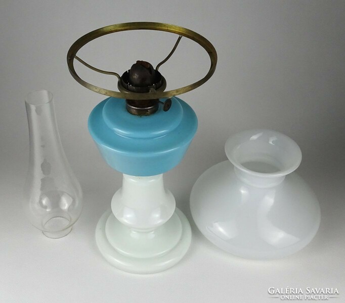 1L977 Antik tejfehér fújt üveg petróleumlámpa burával és cilinderrel 47 cm