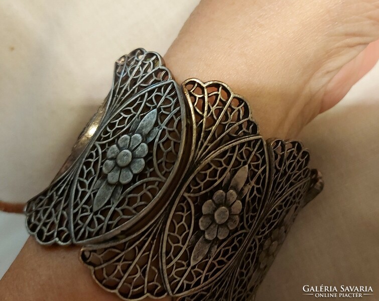 Attractive lace-like bijou bracelet bangle