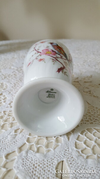 Dombormintás,virágokkal és madár mintával díszített porcelán talpas pohár
