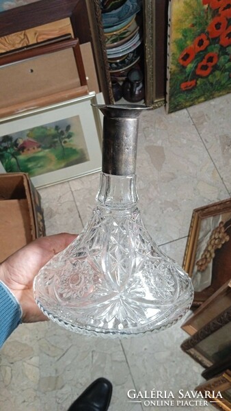 Ezüst tetejű boros kristály üveg, kináló, 26 cm-es magasságú.