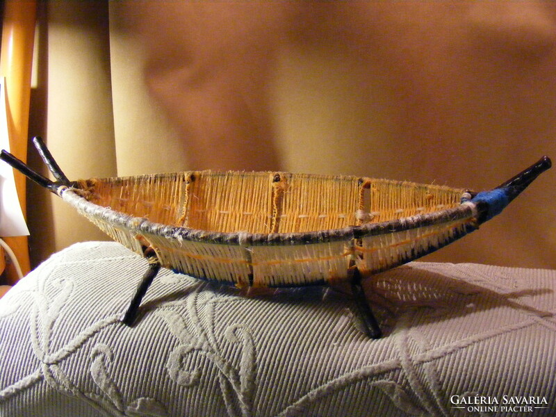 Retro asztali csónak alakú gyümölcstartó - raffia és vas