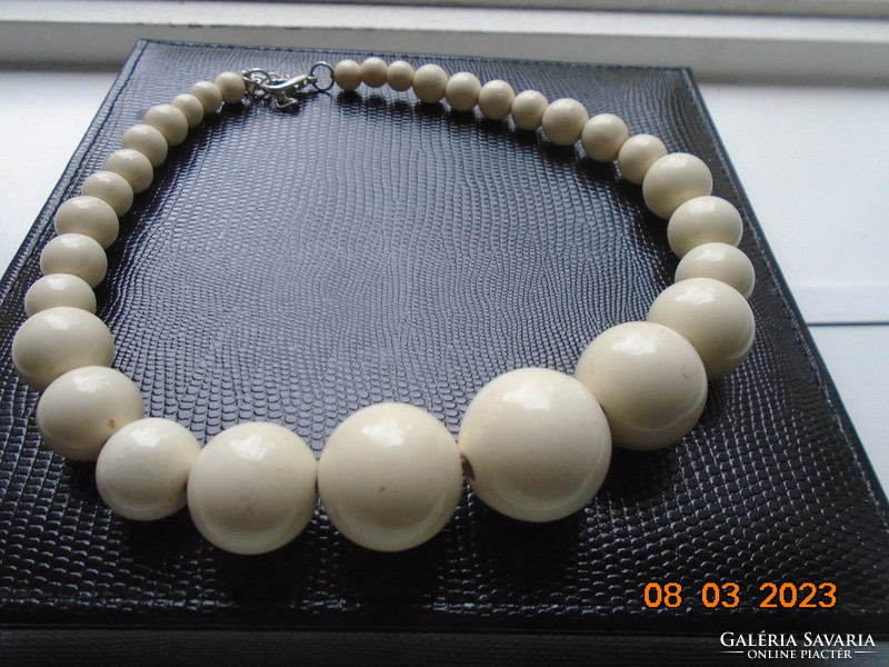Necklaces made of white larger pearls of gradually decreasing size