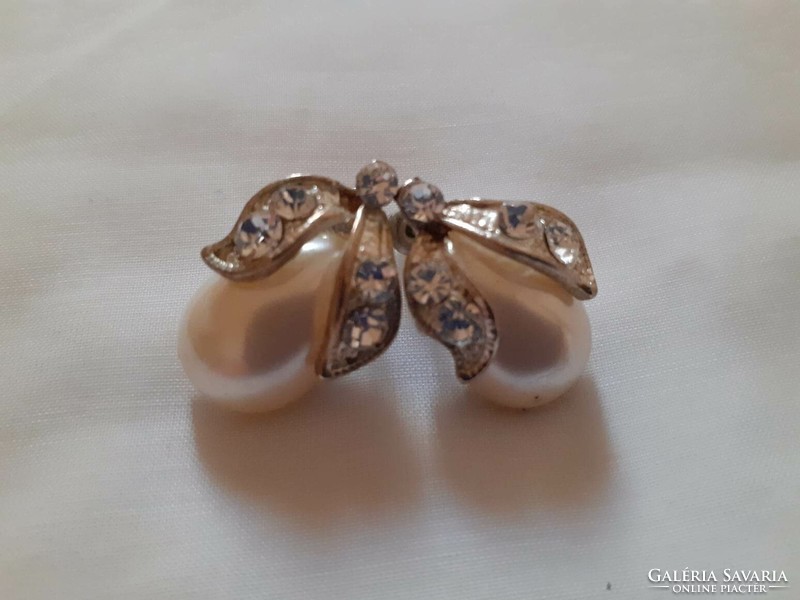 Very beautiful earrings decorated with rhinestones and thekla
