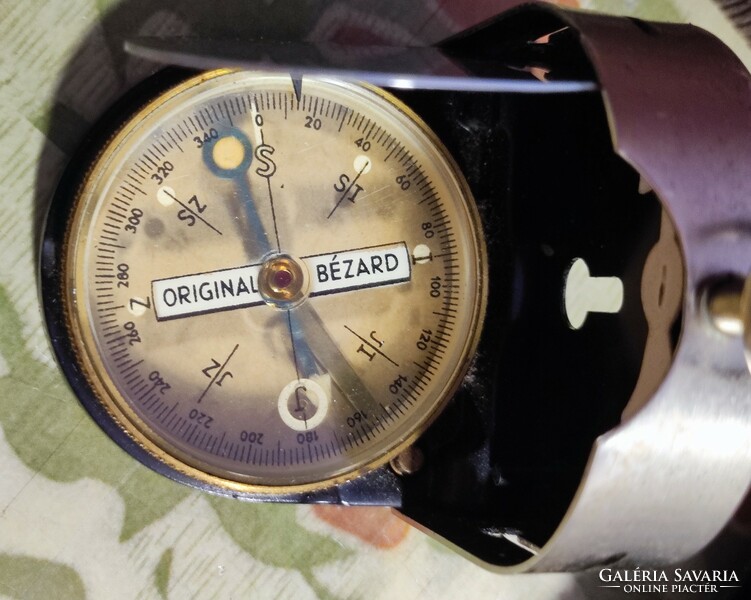 Bézard-compass orientation small model with case