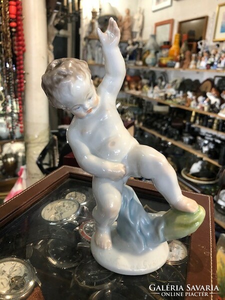 Herendi porcelán figura, pisilőkisfiú csigán, 18 cm-es, szignált.