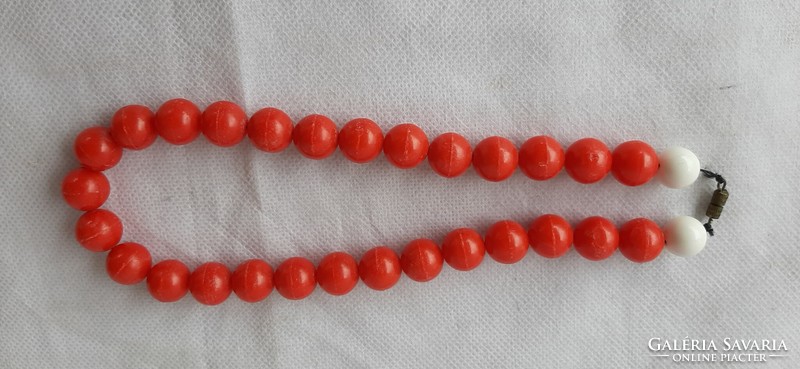 Vintage red - white string of pearls
