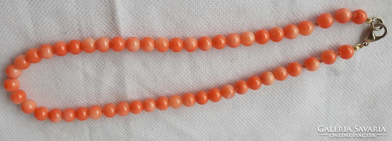 Retro coral string of pearls