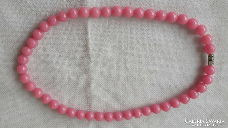 Retro long pink string of pearls