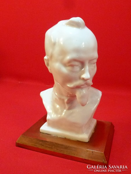 Dzerzsinszkij porcelán szobor