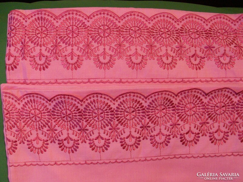 2 db. rózsaszínű hímzett  nagy párnahuzat