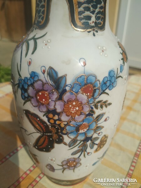Porcelán virágos, lepkés váza eladó!
