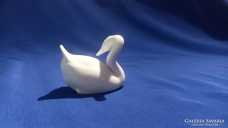 Snow white Herend swan nipp figure.