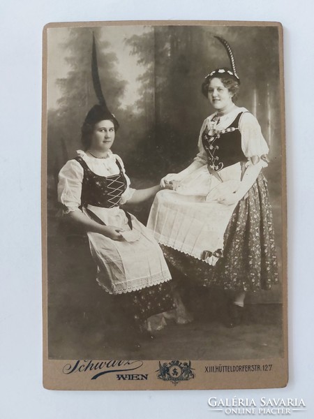 Antik női fotó Adolf Schwarz fotográfus Wien 1909 régi bécsi fénykép népviselet