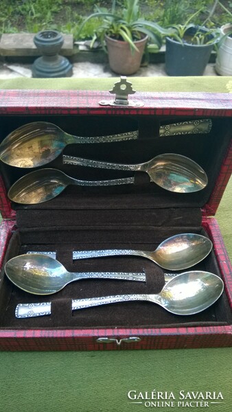 The teaspoon set in its gold-plated and silver-plated box is also great as a gift
