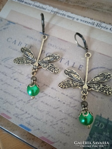 Special bijou earrings with a green stone with a bronze-gold-colored fitting