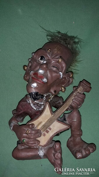 Retro mókás humoros, részletes poliresin figura PUNK zenész gitározik 18 x 12 cm a képek szerint