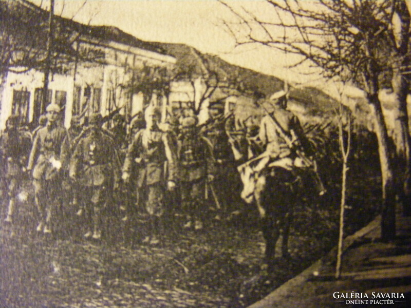 I. Világháborús képeslap - Német csapatok bevonulása egy bolgár zászlókkal díszített macedón városba