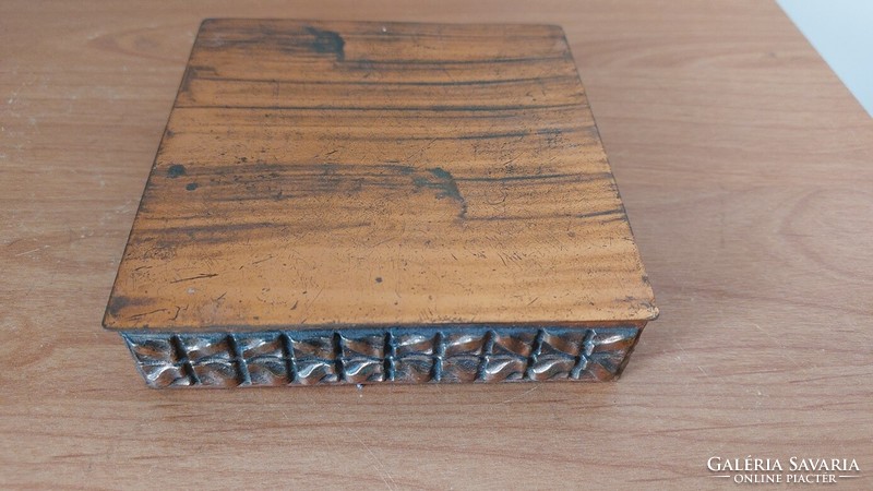 (K) retro metal box