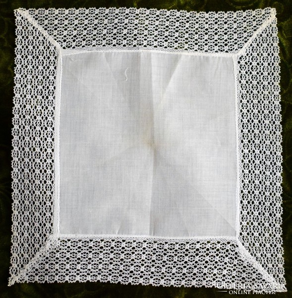 Cérna csipkés díszzsebkendő tálcakendő 27,5 x 28 cm