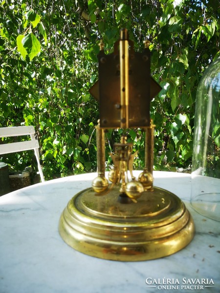 Art Deco 400 napos éves járatú üveg búrás asztali óra jelzett, vésett számlap, gyönyörű kocka forma