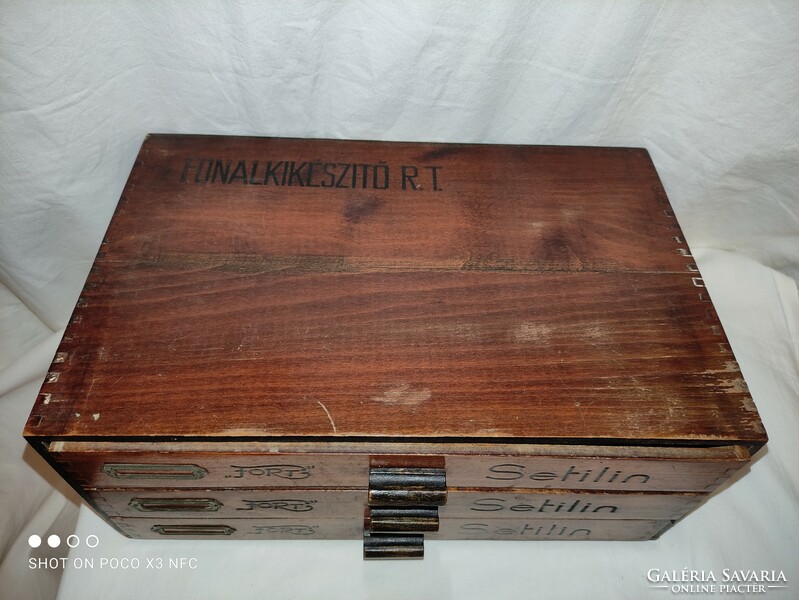 Antik szatócsbolti 3 fiókos Fort Setilin  fa doboz szekrény varródoboz cérnatartó "FORT" R.T.