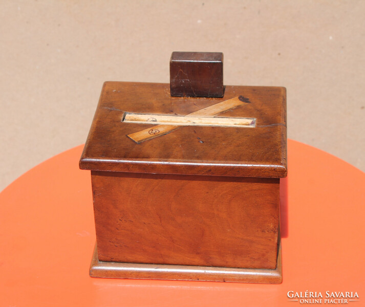 Cigarette dispenser wooden box