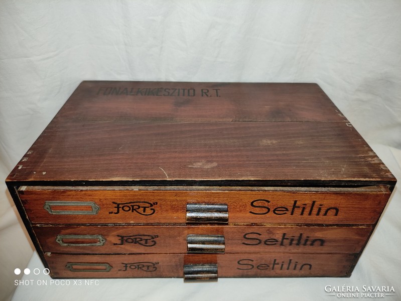 Antik szatócsbolti 3 fiókos Fort Setilin  fa doboz szekrény varródoboz cérnatartó "FORT" R.T.