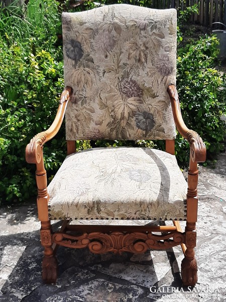 Antik reneszánsz trón szék faragásokkal díszítve