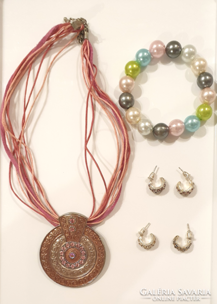 Necklace, earrings, bracelet