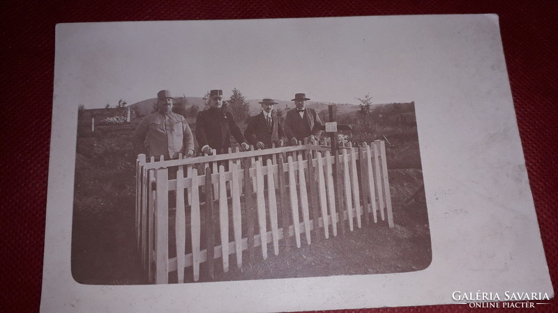 1915.Antik tábori csendőrség egy porosz katona sírjánál a képek szerint