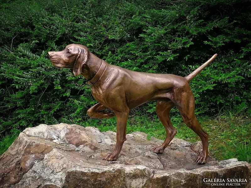 Magar Vizsla bronz szobor mely urna tárolóként is funkcionálhat