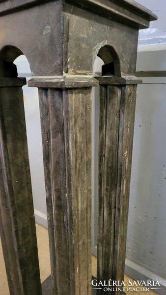 Fekete márvány posztamens-virágtartó-oszlop
