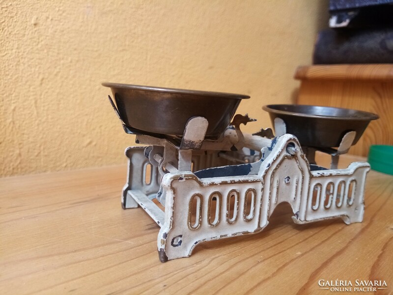 A beautiful, small plate toy scale. 10 X 5 cm!
