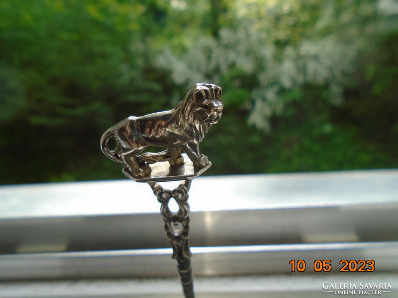 Egyedi ötvösmunka figurális miniatűr OROSZLÁN csillagjegy talapzaton ezüst díszkiskanál