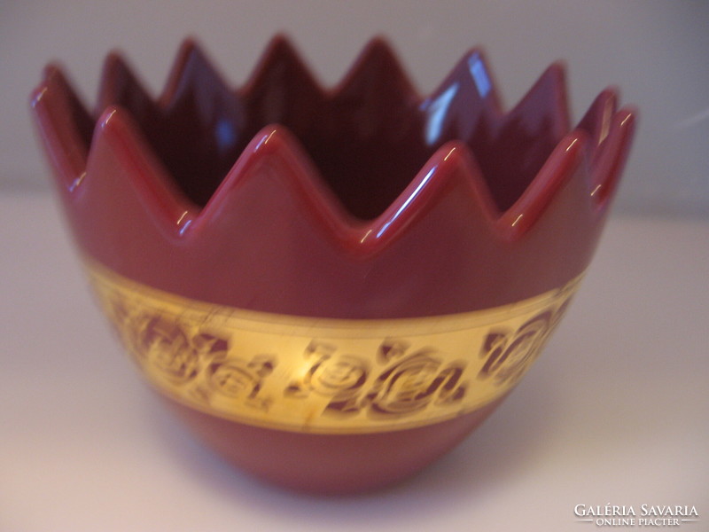 Burgundy ceramic casket, bowl in gold band with roses