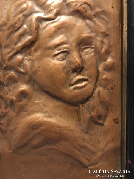 Vörösréz lemezből kikalapált női portré