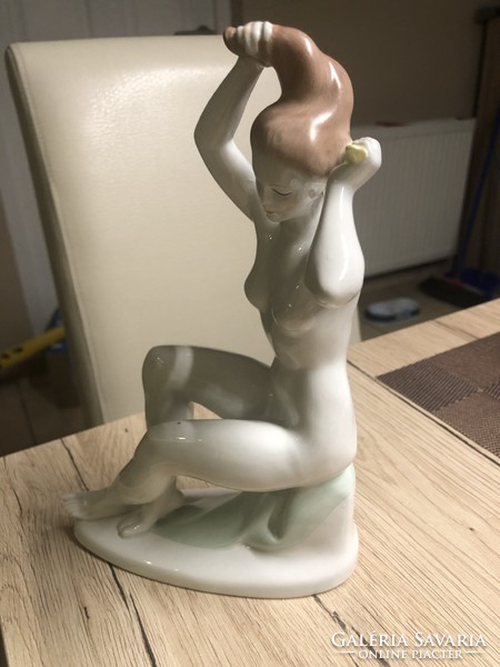 Aquincum porcelain female nude.