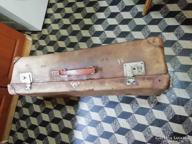 The antique travel suitcase is in the condition shown in the pictures