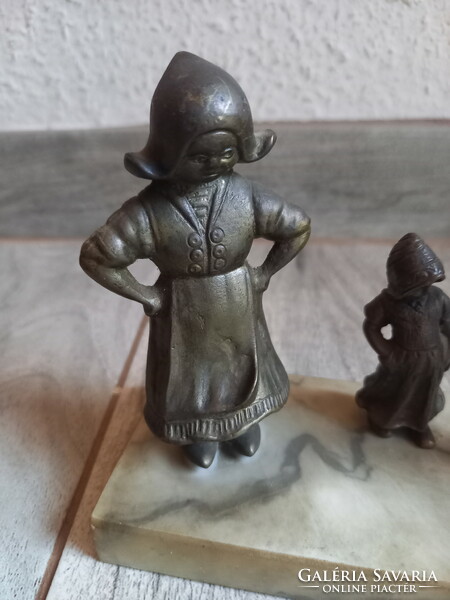 Márvány talapzaton régi bronz szobrok (apa, anya, kislányuk)