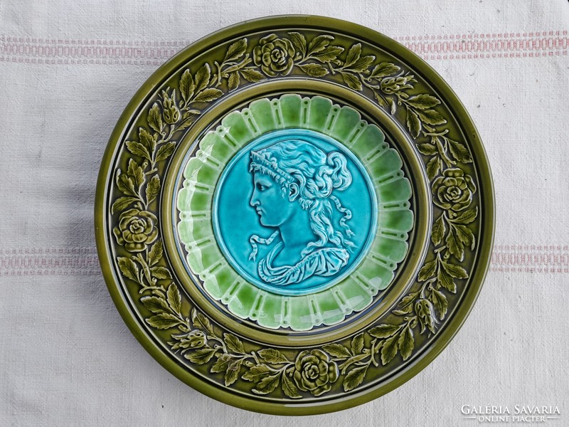 Schütz cilli (1870 -1900) neo-classical wall majolica decorative plate, 32 cm diameter
