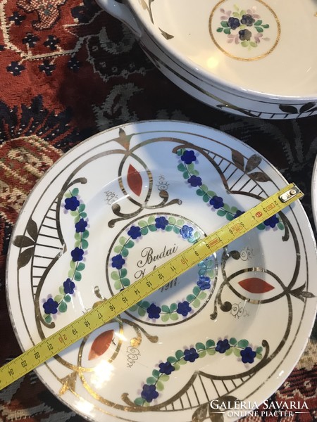 1911-es dátummal fali tányérok, és egy darab pogácsás vagy pörköltes tál