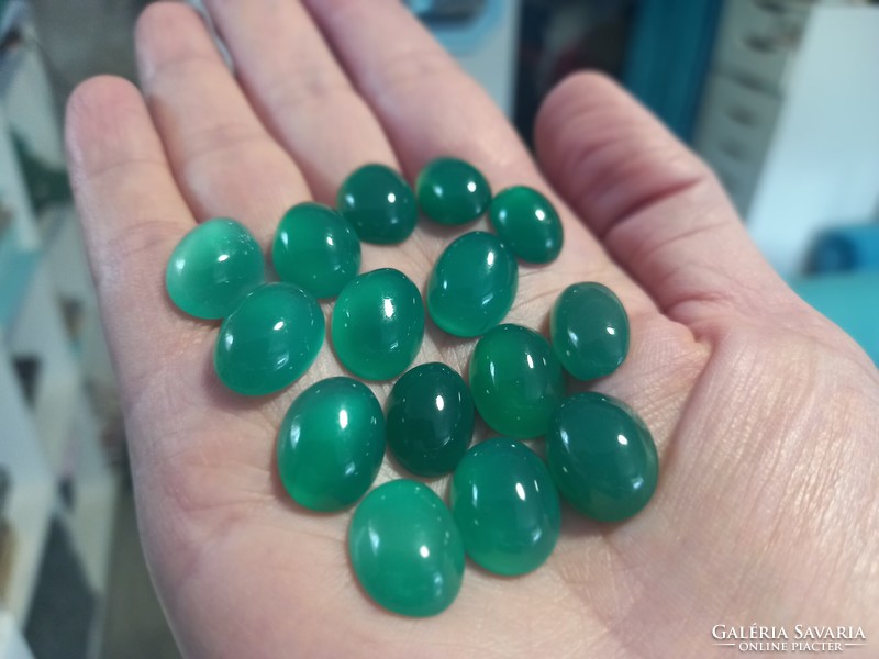 Green onyx cabochons are pieces that can be included in jewelry