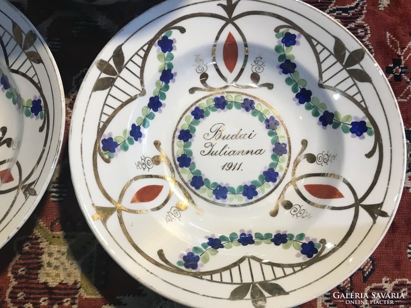 Wall plates with the date 1911 and a scone or stew dish