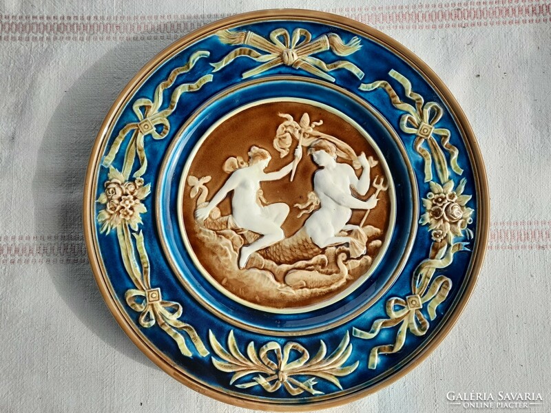 Schütz blansko (1870 -1900) neo-classical wall majolica decorative plate, 31 cm diameter