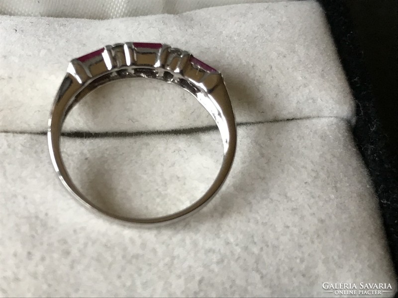 Fehérarany gyűrű természetes rubinnal
