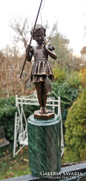 Halat fogott a lány - bronz szobor